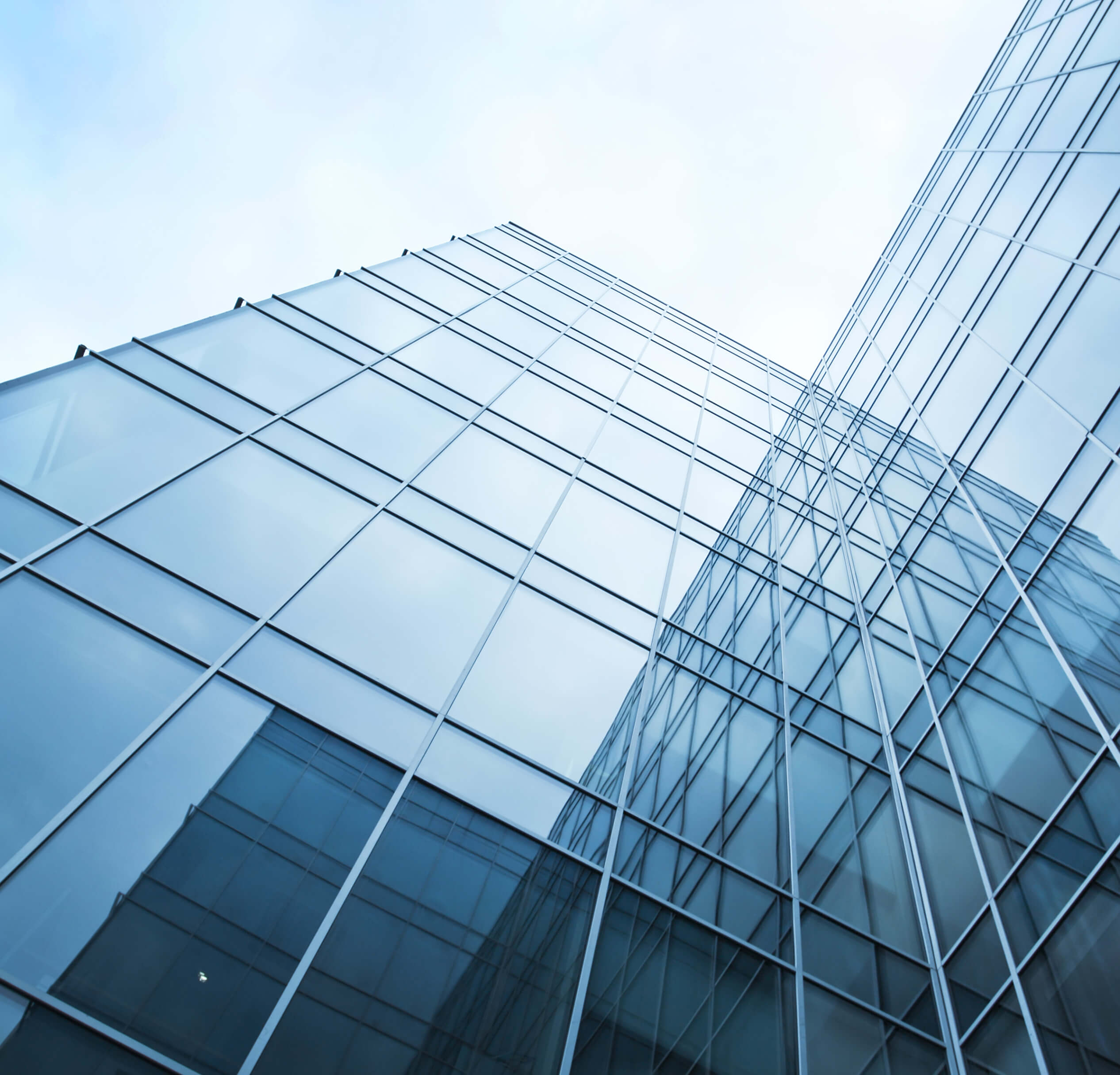 Moderne Fassade mit klaren Linien – BOS Projektmanagement GmbH