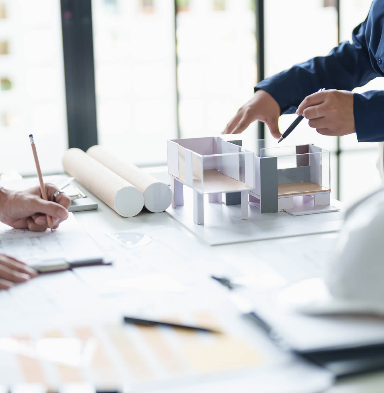 Team mit Architekturmodell – BOS Projektmanagement GmbH