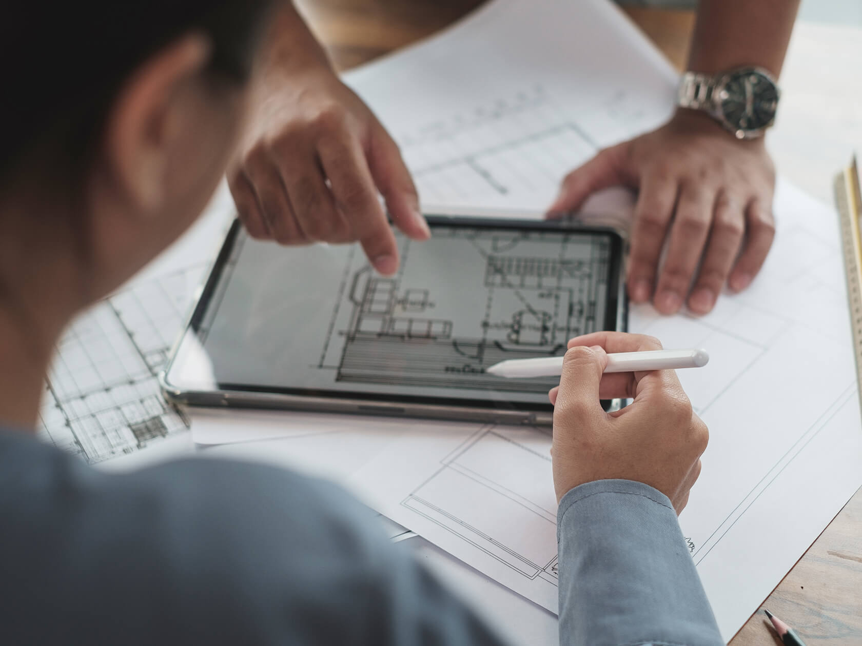 bos-baumanagement-bauplan-tablet-projektmanagement