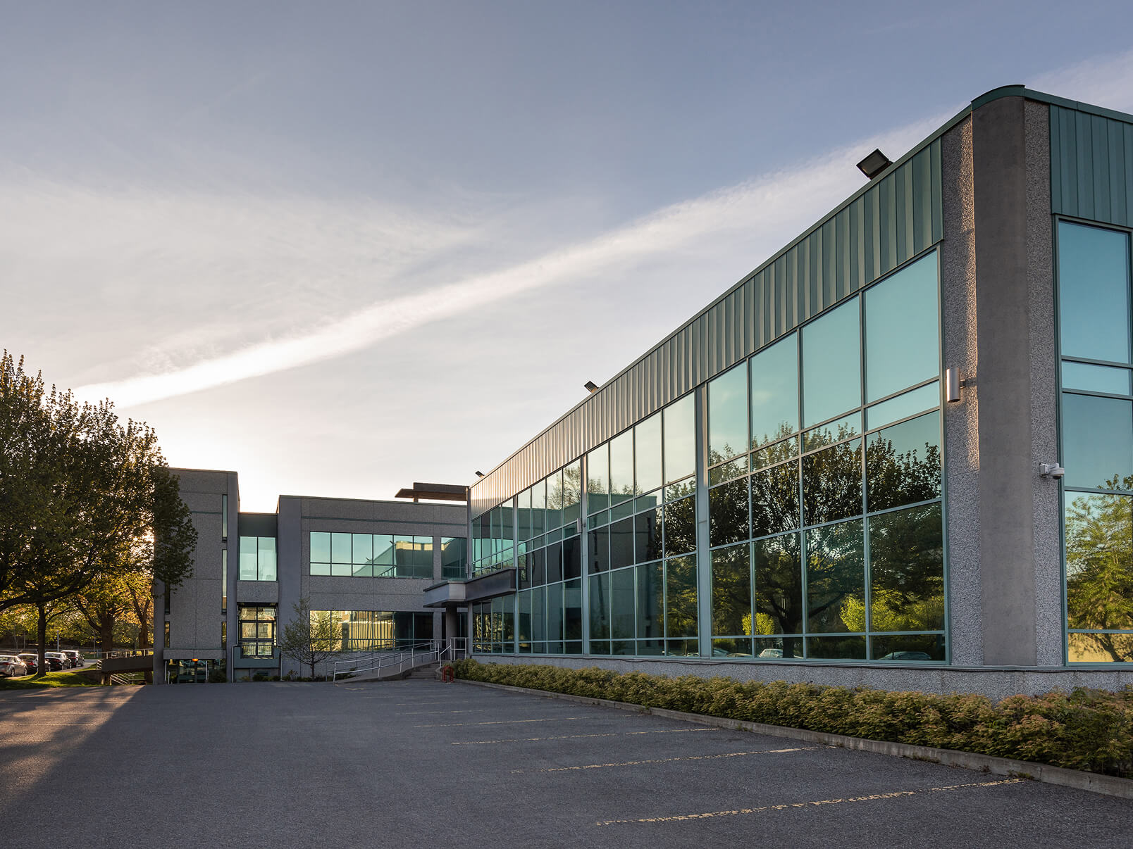 Unternehmensgebäude mit Glasfassade – BOS Projektmanagement GmbH