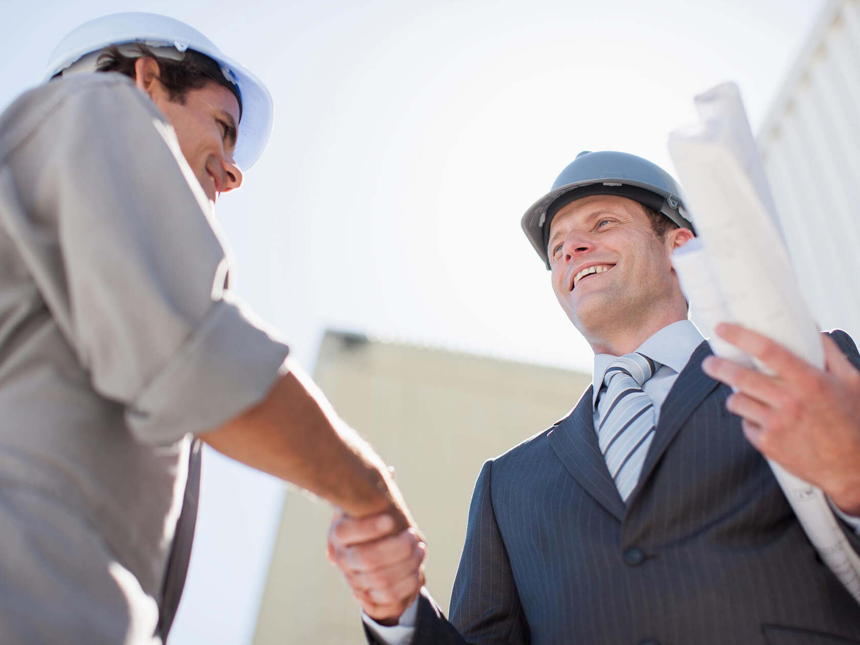 Projektmanager im Gespräch auf Baustelle – BOS Projektmanagement GmbH