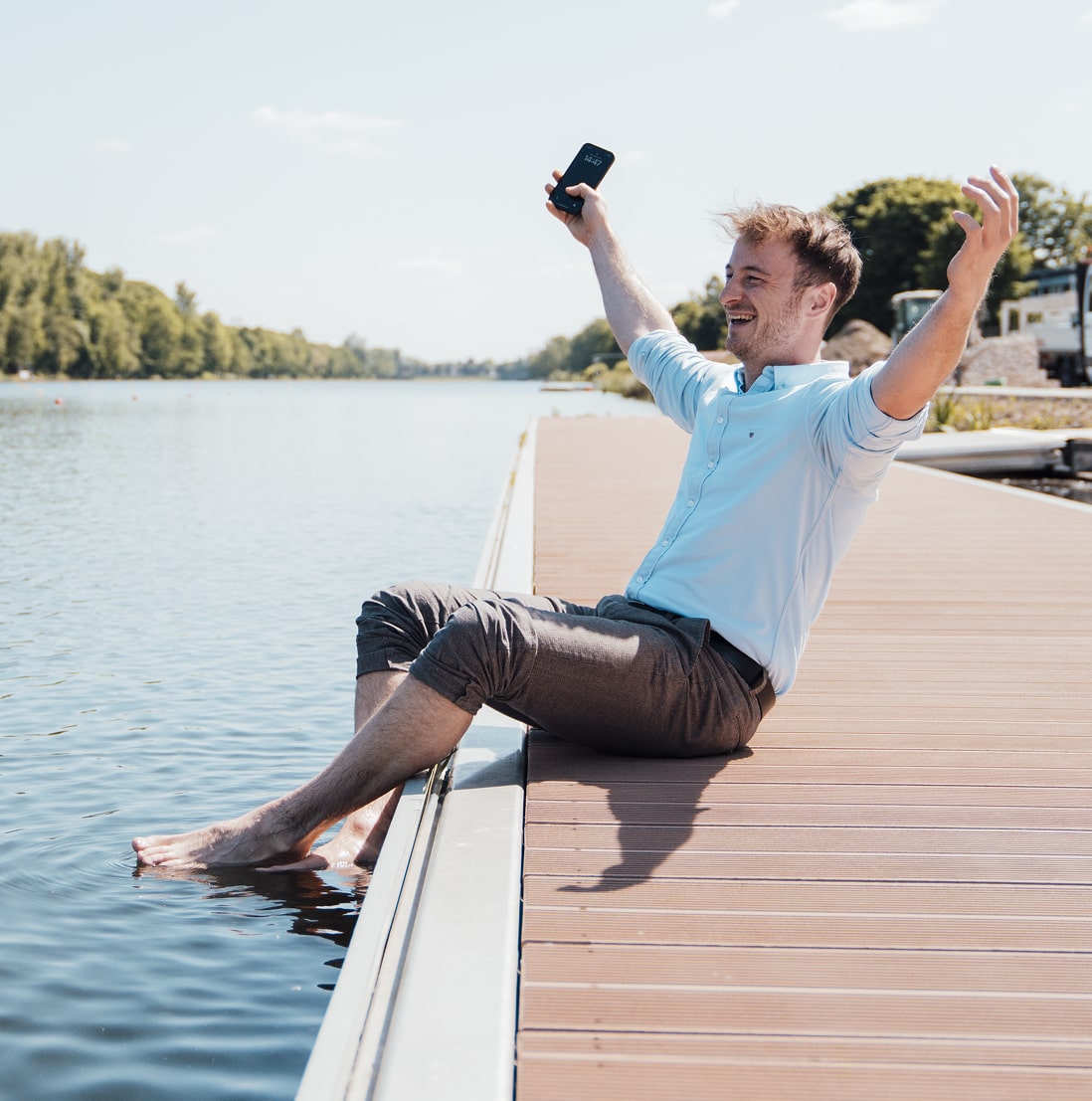 Mitarbeiter am Wasser – BOS Projektmanagement GmbH