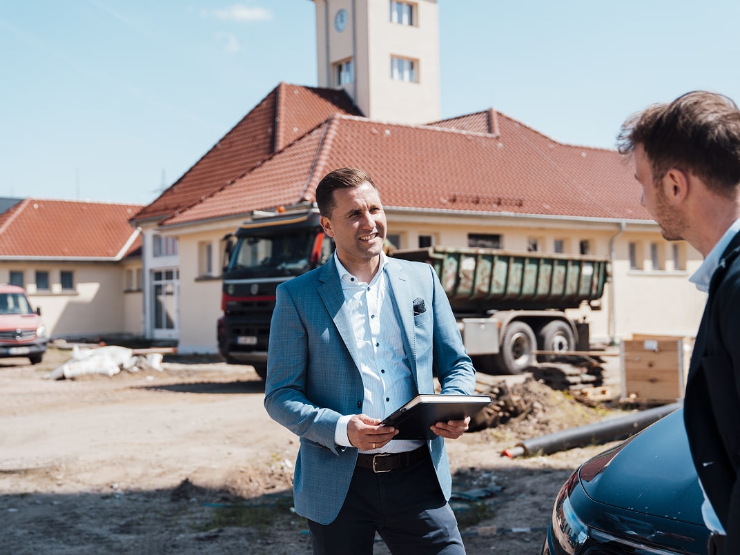 Projektleiter im Gespräch mit Helm – BOS Bauprojektmanagemen