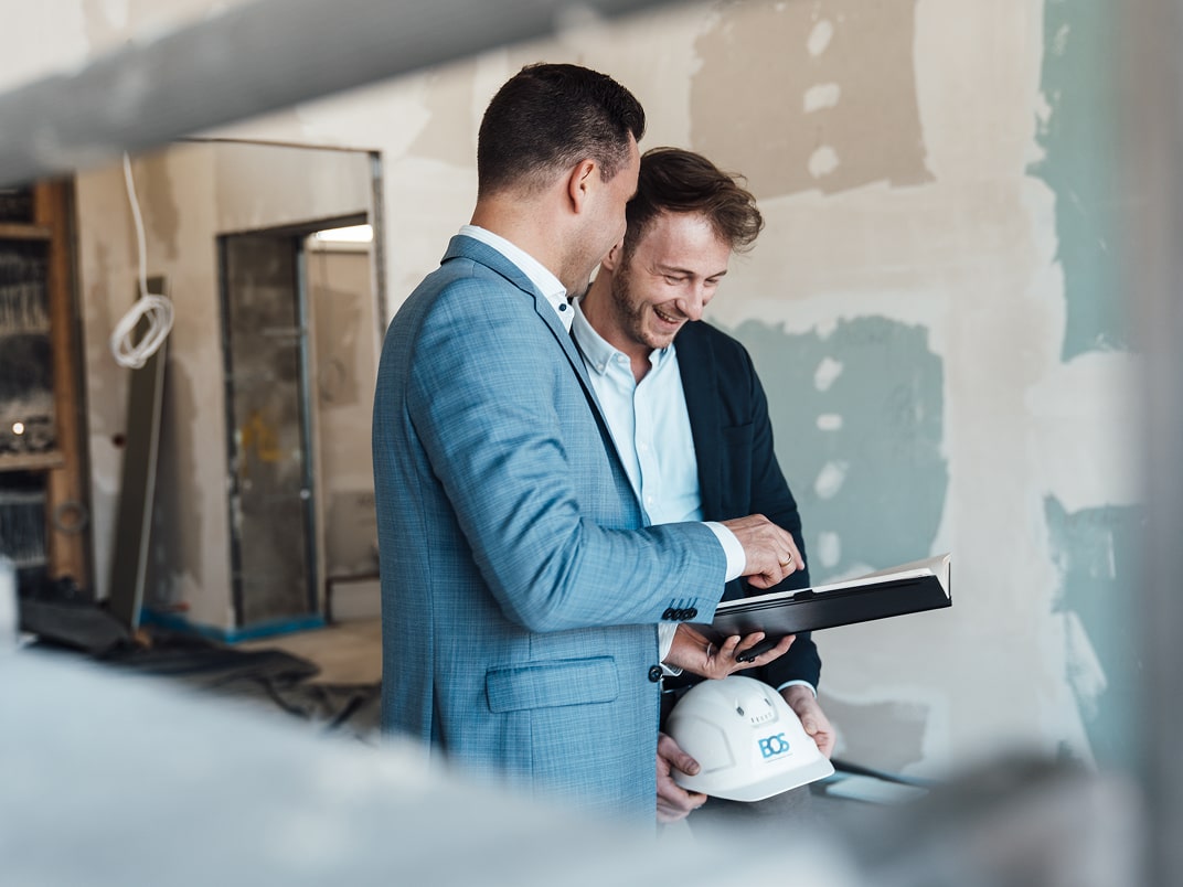 Teammitglieder im Gespräch – BOS Projektmanagement Beratung