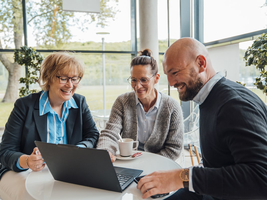Teamarbeit mit Laptop – BOS Projektmanagement Beratung