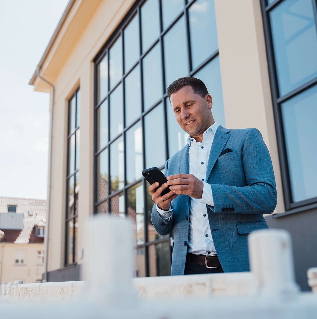 Projektmanager mit Smartphone – BOS Projektmanagement GmbH