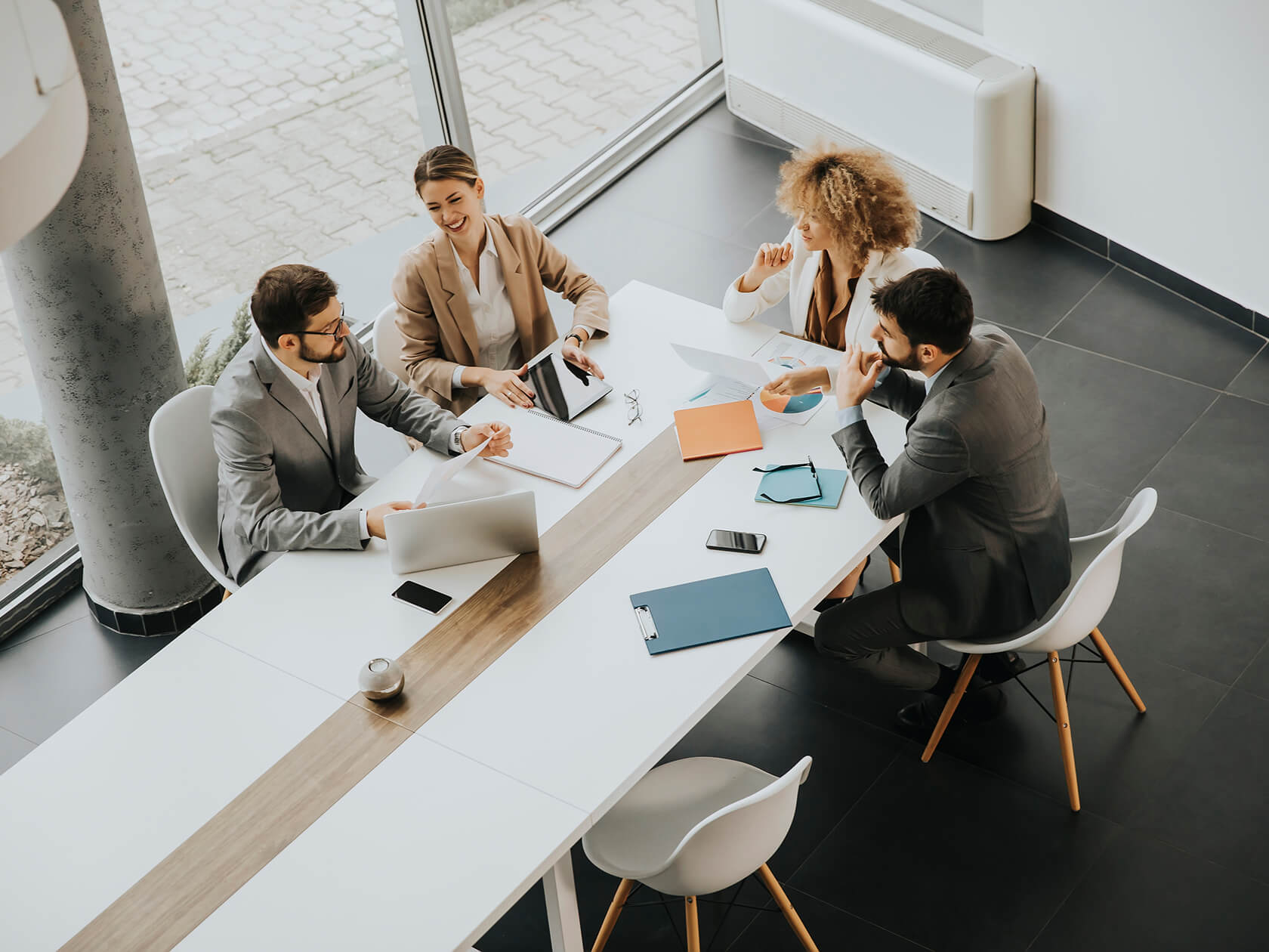 Business-Team im Konferenzraum – BOS Projektmanagement GmbH
