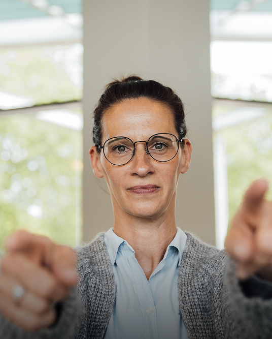 Mitarbeiterin lächelt – BOS Projektmanagement GmbH