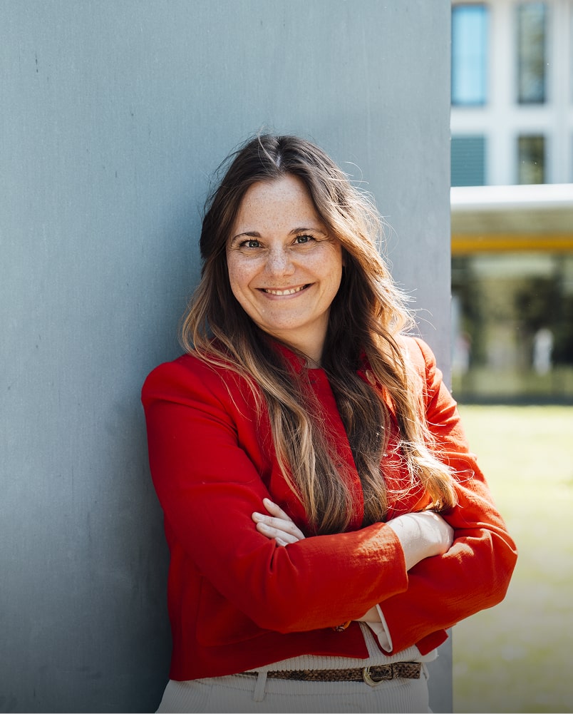 Businessfrau im roten Blazer – BOS Projektmanagement GmbH