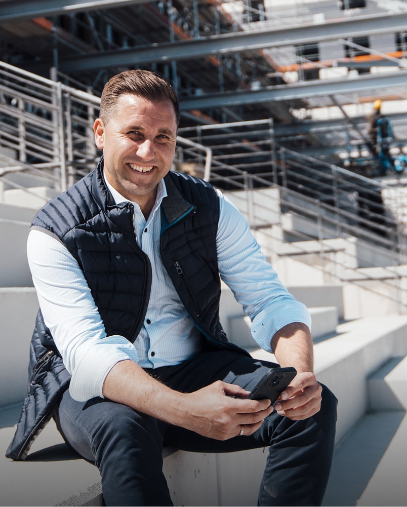 Mitarbeiter auf Treppe – BOS Projektmanagement GmbH